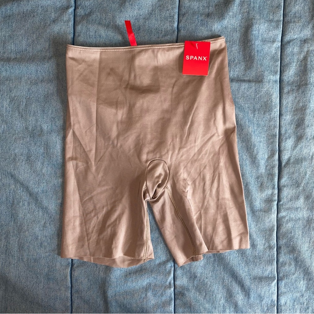NWT Spanx Slimplicity Mid-Thigh Shorts Sandcastle nude